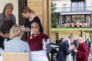 Po paskaitos universitete Dalai Lama pietavo pas garsų politiką