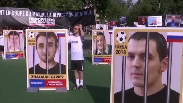 Paryžiuje surengtas protestas dėl žurnalistų persekiojimo Rusijoje