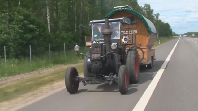 Prikaustė praeivių žvilgsnius: į futbolo čempionatą vyksta senutėliu traktoriumi