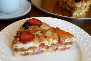 Meduolių tortas su braškėmis: nebrangu, paprasta ir tikrai gardu