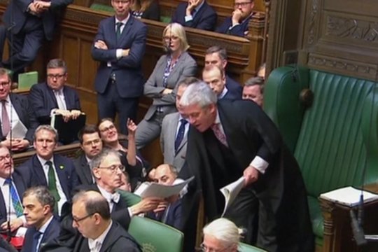 Jungtinės Karalystės parlamente nepatenkinti škotai surengė spektaklį