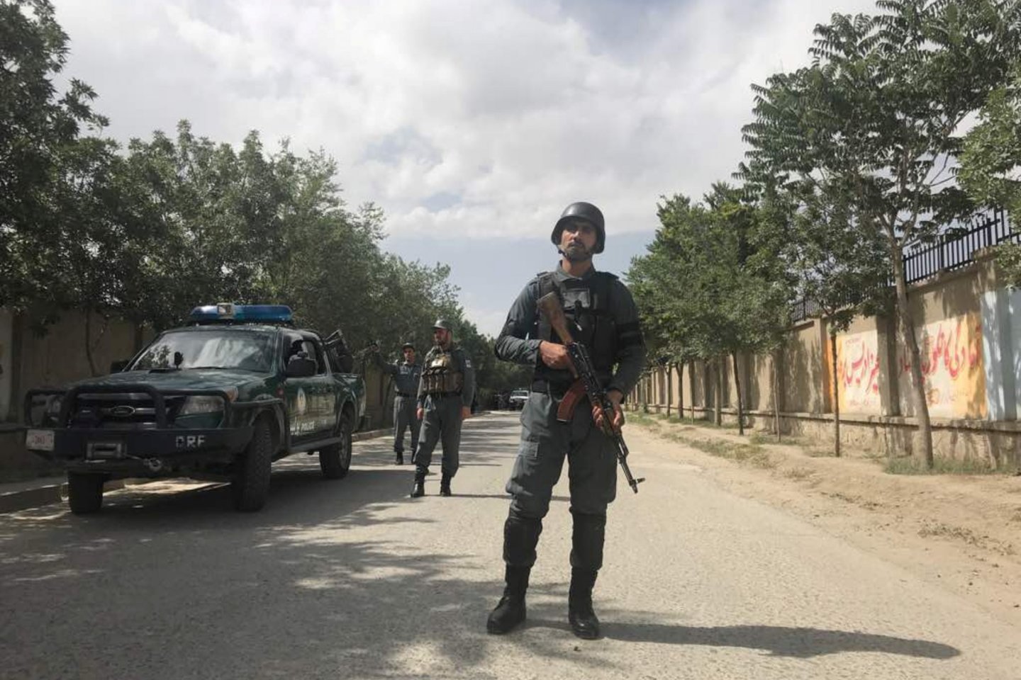  Su užpuolikais kovoja Afganistano pareigūnai. <br> Reuters/Scanpix nuotr.