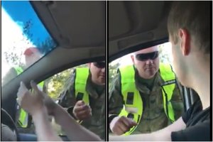 Pareigūno pamokymas su keiksmažodžiu supriešino vairuotojus: kas teisus? 