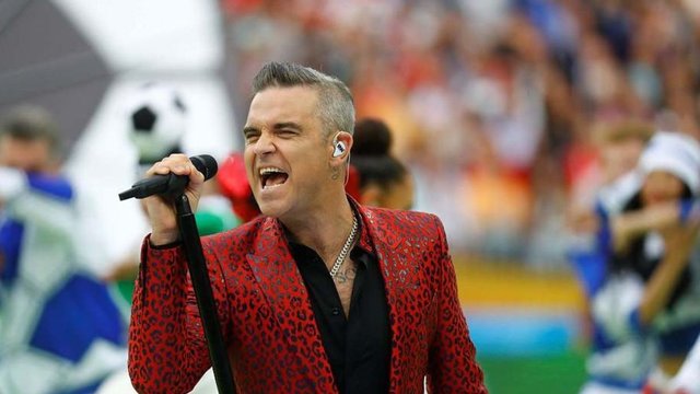 Robbie Williamso gestas per pasaulio čempionato atidarymą sutrikdė futbolo fanus