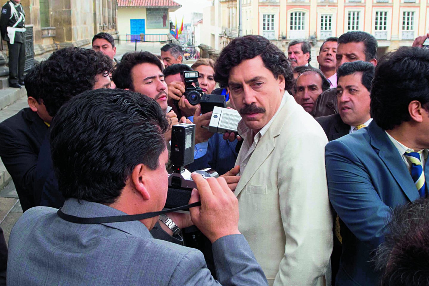 P.Escobaras (J.Bardemas) aistringai myli TV laidų vedėją Virginią Vallejo (P.Cruz).
