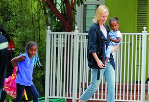 Charlize Theron išpažintis: silpnumo akimirką ketino atsikratyti įsūnio