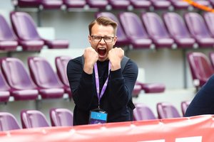 Paulius Jakelis futbolo rungtynes yra komentavęs iš automobilio bagažinės