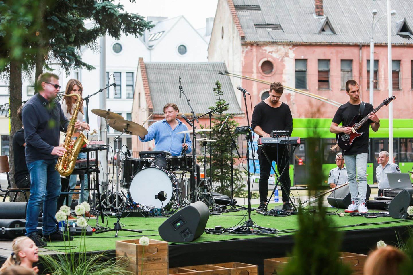  Kaune atidaryta nauja vasaros terasa. Joje koncertavo grupė „Saulės kliošas“.<br> G.Bitvinsko nuotr.