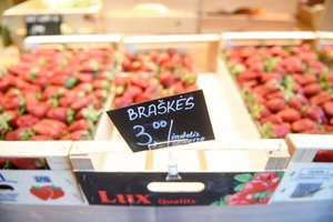 Prekybininkai atviri: „Lietuviškų braškių kainos gali šokti į aukštumas“