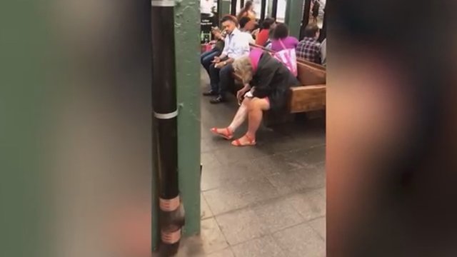 Teko pažiūrėti du kartus, kol patikėjo, ką daro moteris metro stotyje