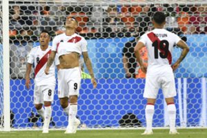 Peru neįmušė 11 metrų baudinio ir krito nuo Danijos