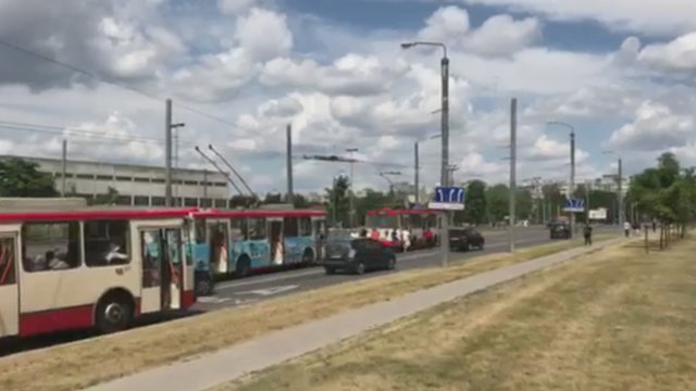 Miesto vienybė: Vilniuje keleiviai stūmė troleibusą