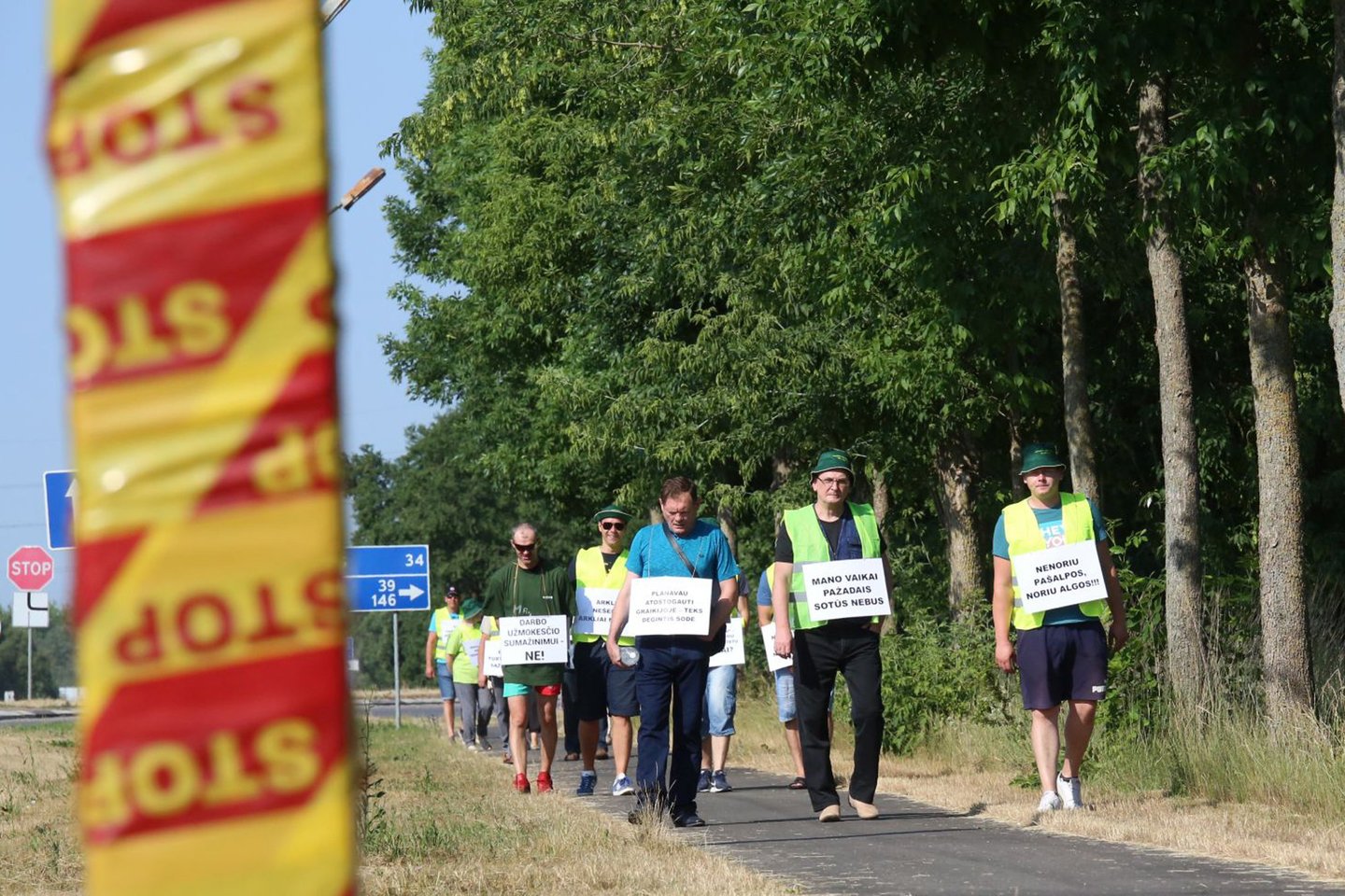 Pirmadienį iš pat ryto „Achemos“ darbuotojai surengė piketą.<br>M.Patašiaus nuotr.