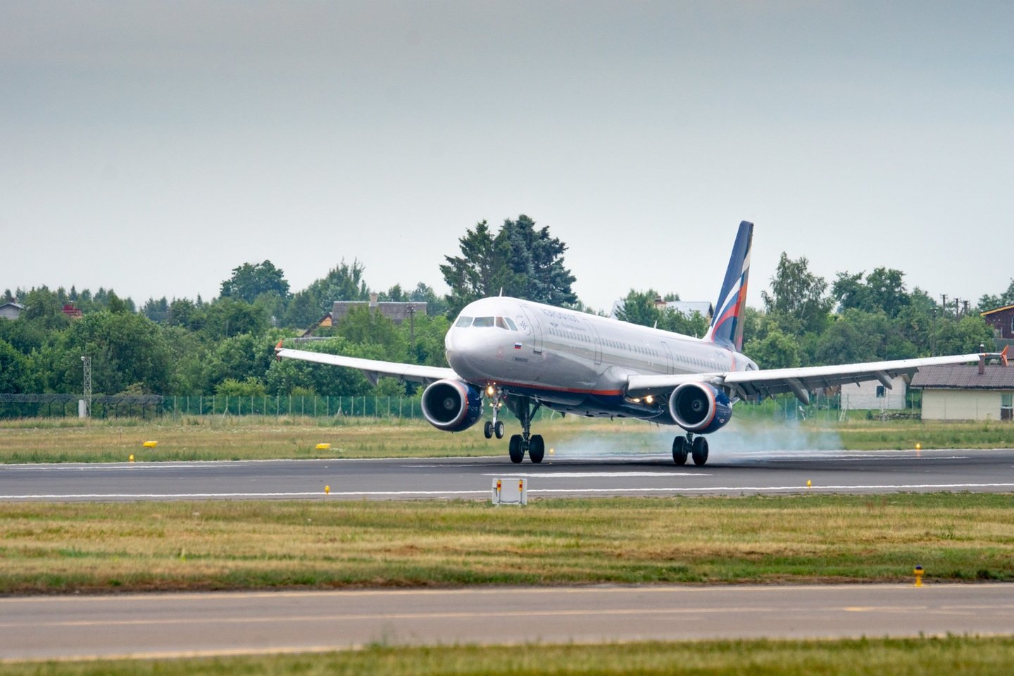 „Į Maskvą skrendančių keleivių skaičius pastaraisiais metais sparčiai didėja – vien tik 2017 m. šiuo „Aeroflot“ reisu pasinaudojo daugiau nei 136 tūkstančiai keleivių. Džiaugiamės, kad netrukus bus pasiūlytas dar patogesnis išvykimo laikų pasirinkimas“, – teigė Lietuvos oro uostų Aviacinių paslaugų skyriaus vadovas Aurimas Stikliūnas.<br> Bendrovės nuotr.