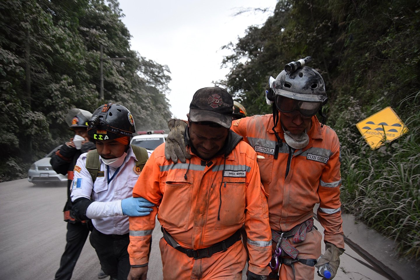 Gvatemalos valdžia sekmadienį nutraukė beveik 200 žmonių, kurių buvo pasigesta po anksčiau šį mėnesį įvykusio Fuego ugnikalnio išsiveržimo, paieškas.<br>AFP/Scanpix nuotr.