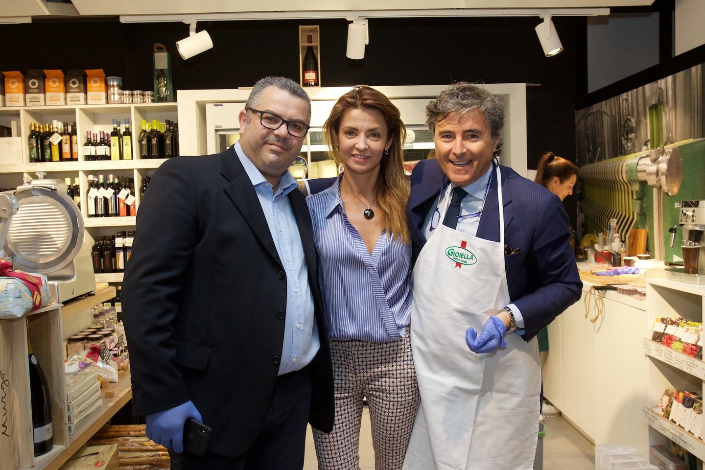  Praėjusią savaitę trečios, specializuotos itališko skonio parduotuvės atidarymo proga „Itališko skonio gurmanai“ pakvietė pirkėjus susipažinti su dviejų prestižinių Italijos ūkių atstovais.<br> Organizatorių nuotr.