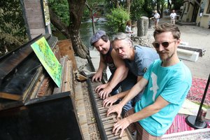 „Bliuzo naktų“ staigmenos: dovana Užupiui ir neįprastas prašymas lankytojams