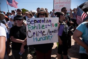 Amerika šiurpsta: šimtai nuo tėvų atskirtų migrantų vaikų suvaryti į narvus