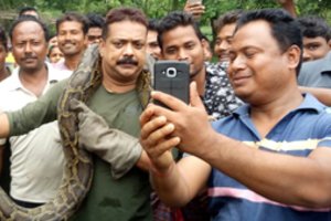 Indijoje pitonas vos nepasmaugė su eigulio, mėginusio pasidaryti egzotišką asmenukę