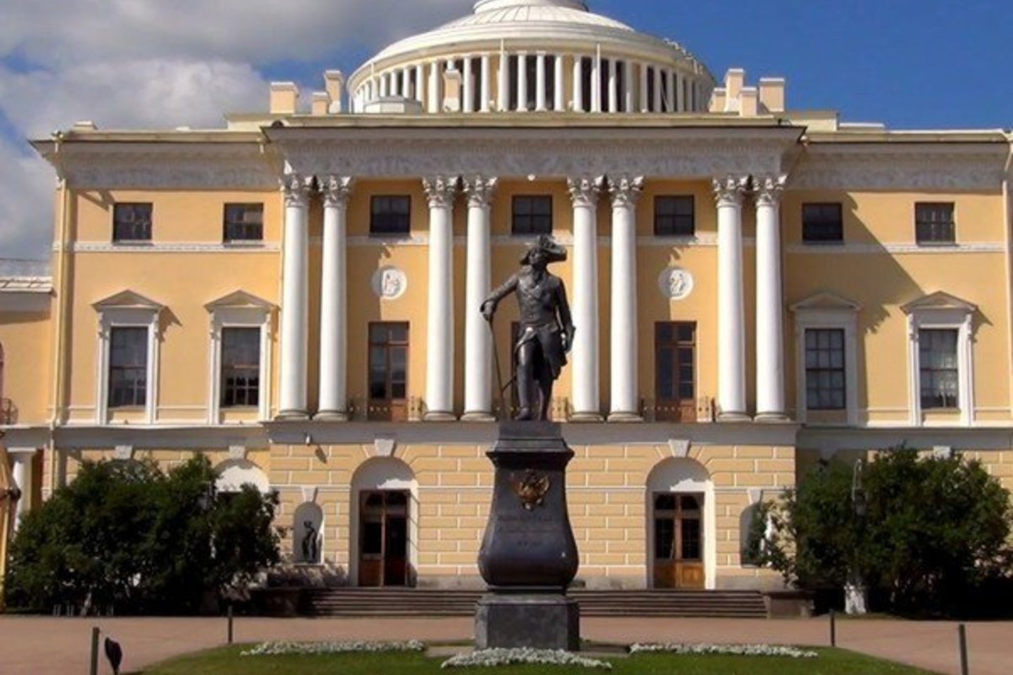 Sankt Peterburgo priemiesčio Pavlovsko rūmuose dabar įrengtas muziejus.