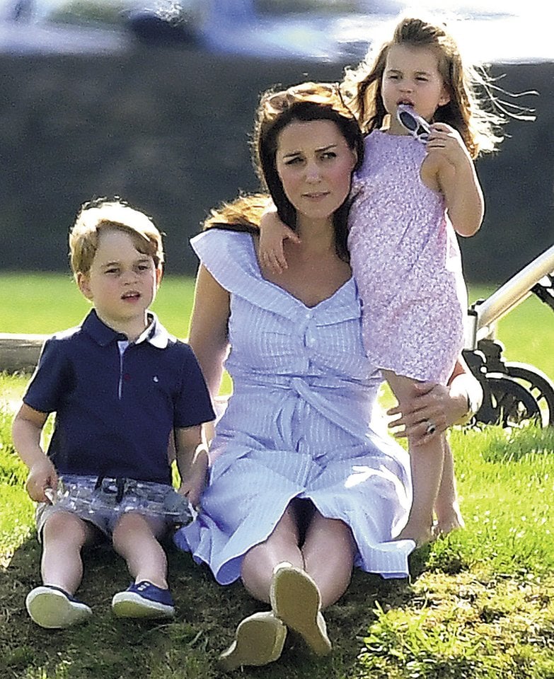  Catherine Middleton su vaikais.<br> Scanpix nuotr.