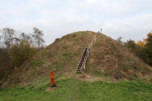 Pyplių piliakalnį užpuolė archeologai ir statybininkai