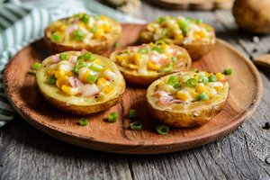 Bulvių mėgėjai neliks abejingi: žarijose keptos įdarytos bulvės