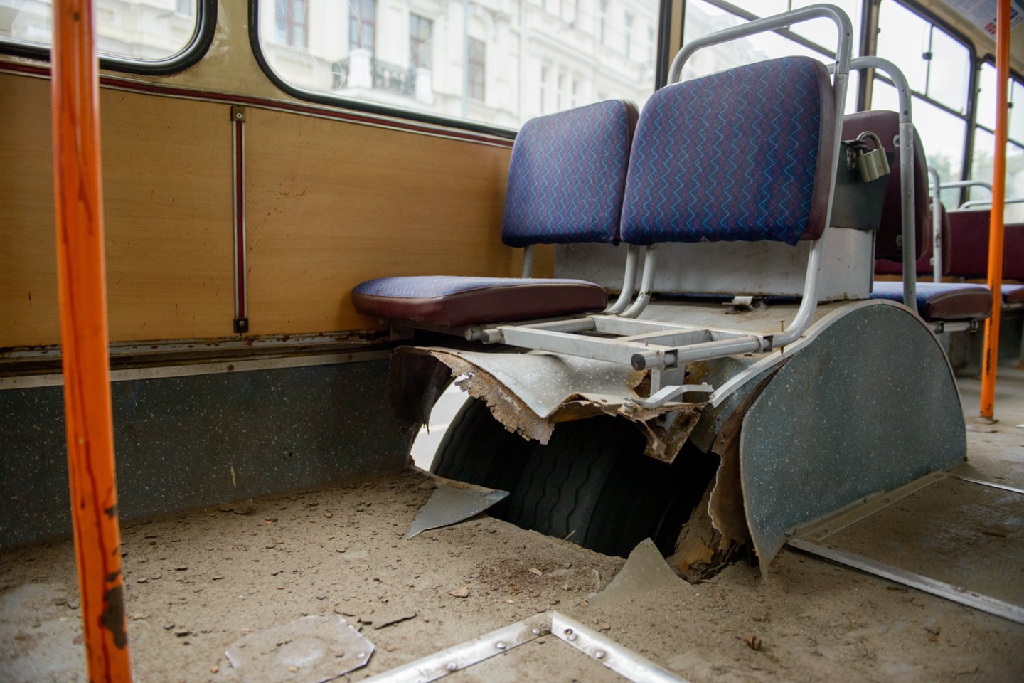 Sprogus troleibuso padangai Vilniuje sužaloti šeši žmonės.<br>J.Stacevičiaus nuotr.