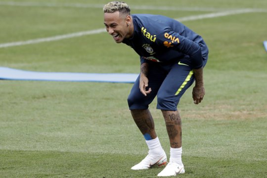 Brazilai sunerimo: Neymaras treniruotę paliko šlubuodamas