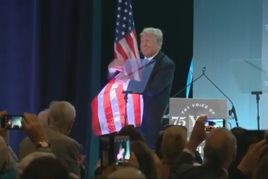 Donaldo Trumpo keistenybės tęsiasi: prezidentas po kalbos paruošė šou efektų