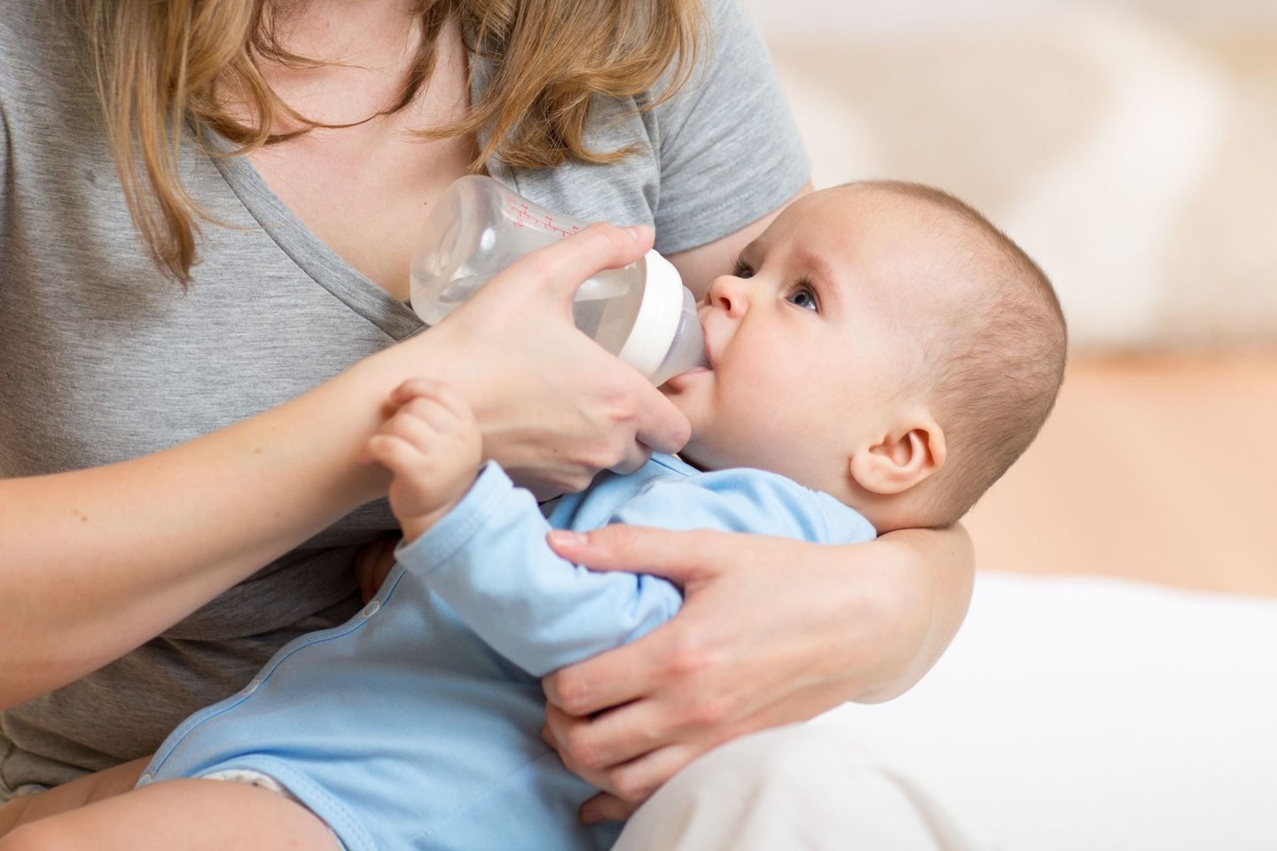  Maitinti kūdikį tik krūtimi nuo pat gimimo nėra taip paprasta, ypatingai jei vaikelis yra pirmas šeimoje.<br> 123rf.com nuotr.