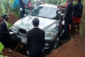 Prabangi paskutinė kelionė: savo tėvą palaidojo naujame BMW