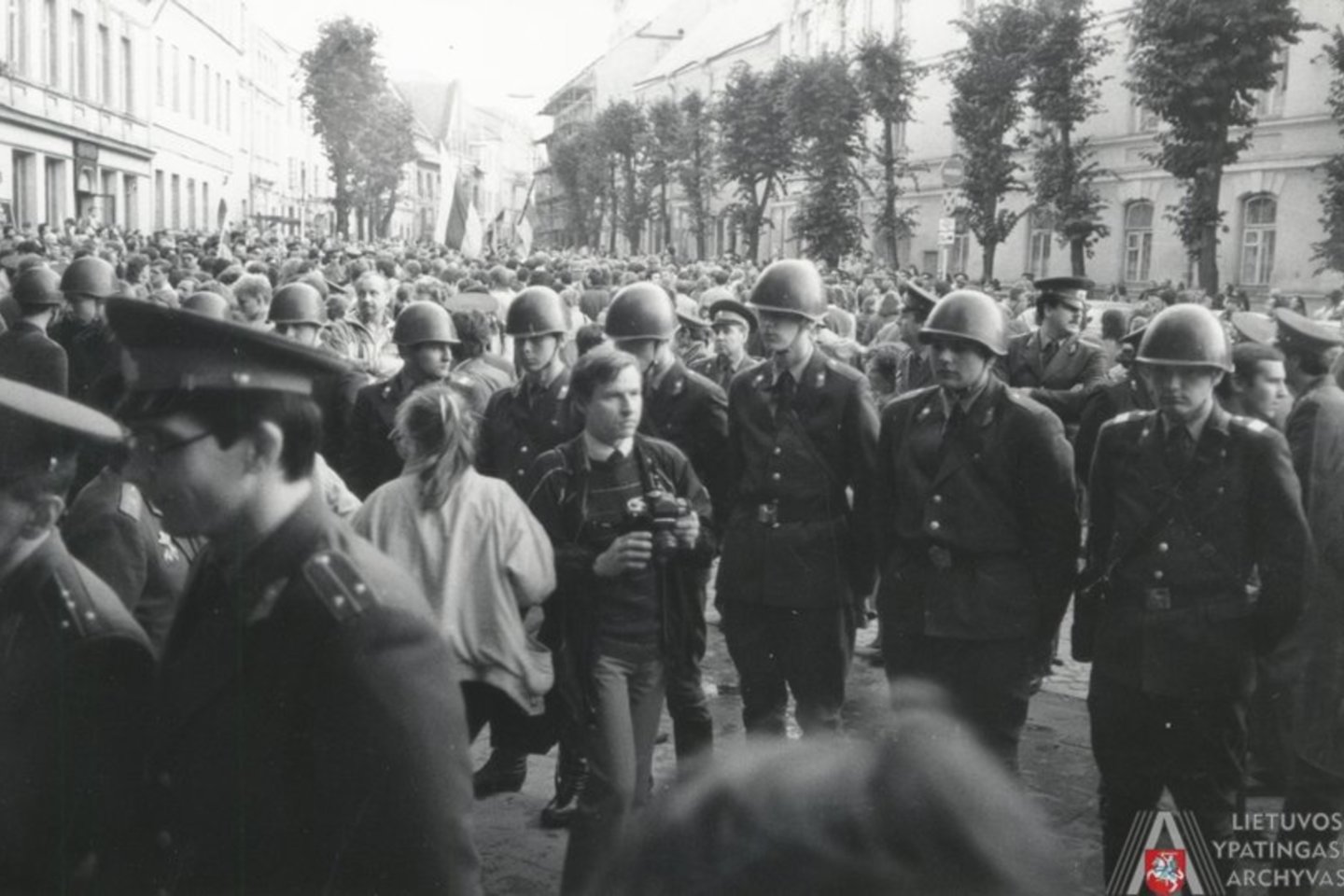 LLL mitingas, skirtas pasmerkti 1939 m. rugsėjo 28 d. pasirašyto Molotovo-Ribentropo pakto slaptųjų protokolų pasekmes. Vilnius, Gedimino (dabar – Katedros) aikštė. 1988 m. rugsėjo 28 d. Malšinti mitingą buvo pasiųsti milicijos ir SSRS vidaus kariuomenės specialieji daliniai, kurie apsupo protestuotojus ir pradėjo juos mušti guminėmis lazdomis (vad. „bananais“). Protesto mitingo malšinimo akcijai prigijo pavadinimas „bananų balius“. Tai buvo paskutinis kartas sovietinės Lietuvos istorijoje kai prieš mitingo dalyvius buvo panaudota jėga.<br>Lietuvos ypatingasis archyvas.