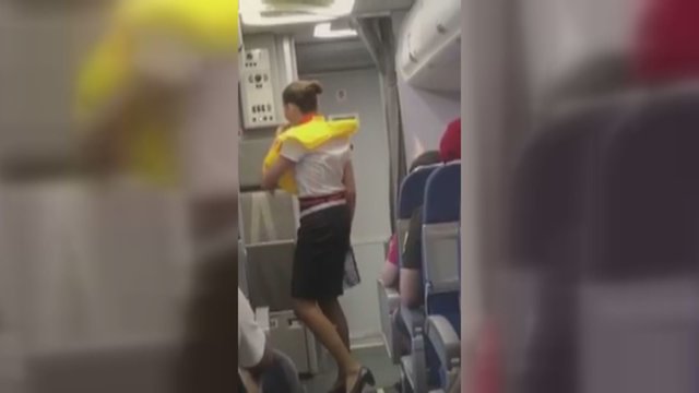 Brazilijos fanų kelionė lėktuvu tapo išbandymu stiuardesei – vos tvardė juoką