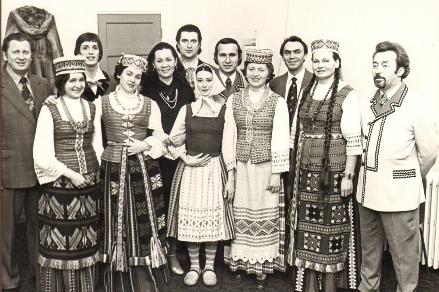  V.Leimontas (dešinėje) su operos artistais.<br> Nuotr. iš LMTA archyvo.