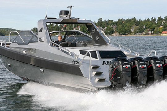 Šiauliuose pagaminti kateriai plukdo skandinavų turtuolius, tarp jų – ir ABBA narį