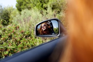 Karštą dieną automobilis virsta krosnimi – ko negalima palikti viduje?