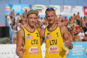  Dvi Lietuvos paplūdimio tinklinio poros pergalėmis pradėjo turnyrus