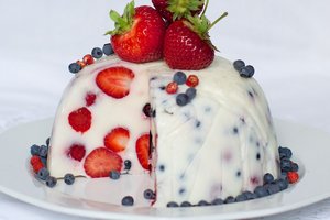 Jogurtinis desertas tiks ne tik šventei, bet ir pusryčių stalui