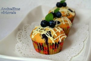 Dukra prikepė jogurtinių keksiukų su mėlynėmis – netrukus neliko nė vieno