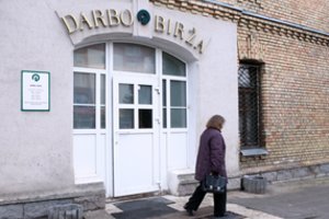 Darbo netekusi moteris pašalpos negavo dėl vienos sąlygos