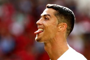 Pasaulis lenkiasi Cristiano Ronaldo: už tobulus įvarčius lygina su „Ferrari“