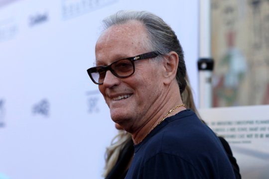 Peteris Fonda atsiprašė už „vulgarias“ tviterio žinutes apie Barroną Trumpą