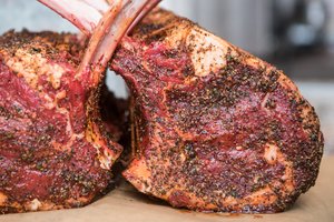 Atskleidė, kokią klaidą daro daugelis rinkdamiesi mėsą kepsniui ant grotelių