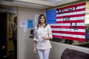 Melania Trump netikėtai apsilankė JAV ir Meksikos pasienyje 