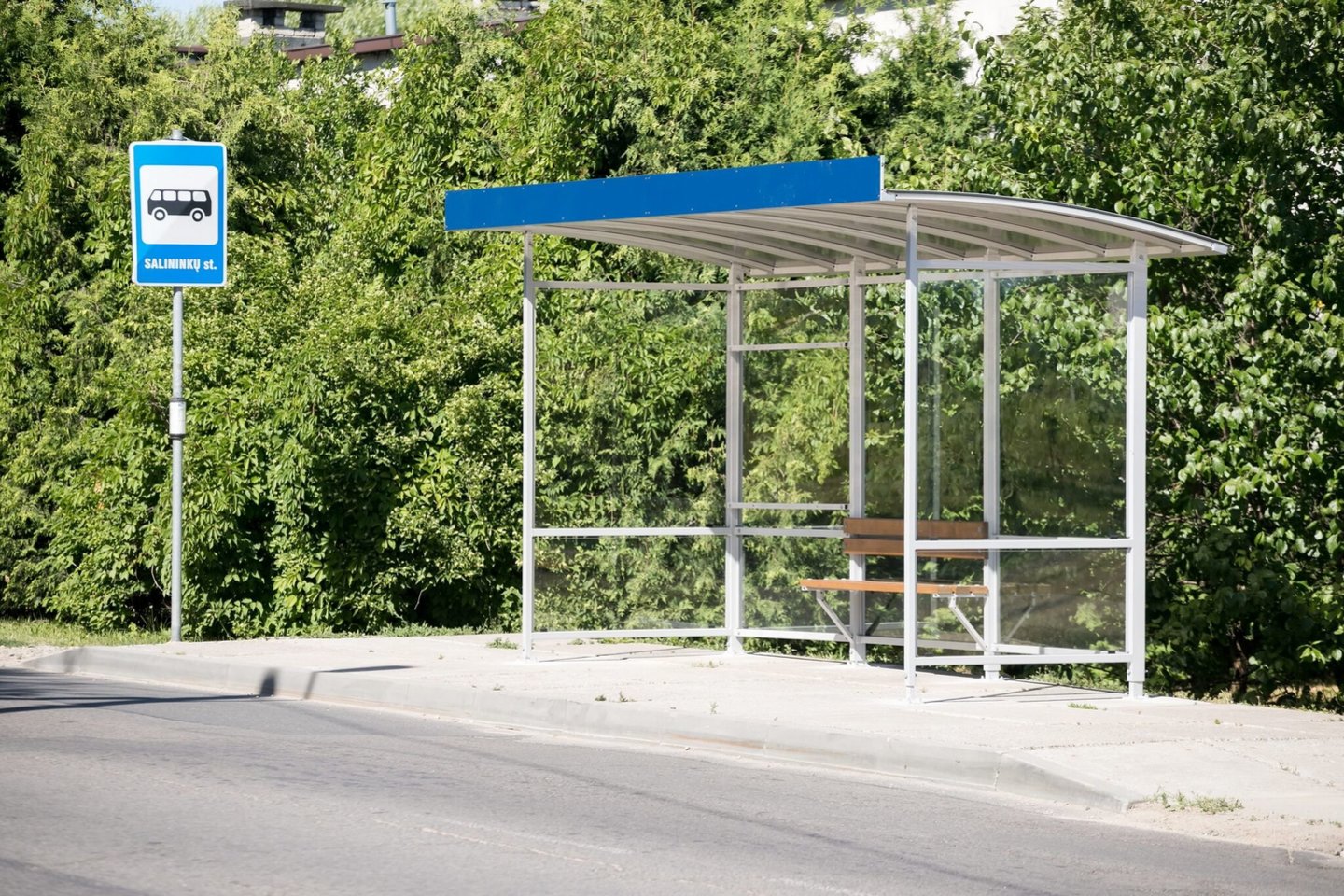 Birželio mėnesį septyniose viešojo transporto stotelėse bus įrengti nauji paviljonai.<br> Sauliaus Žiūros nuotr.