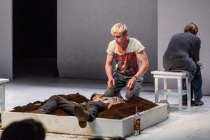 Baltarusių spektaklyje – skurdo ir karo propagandos nuodų apkvaišinti herojai