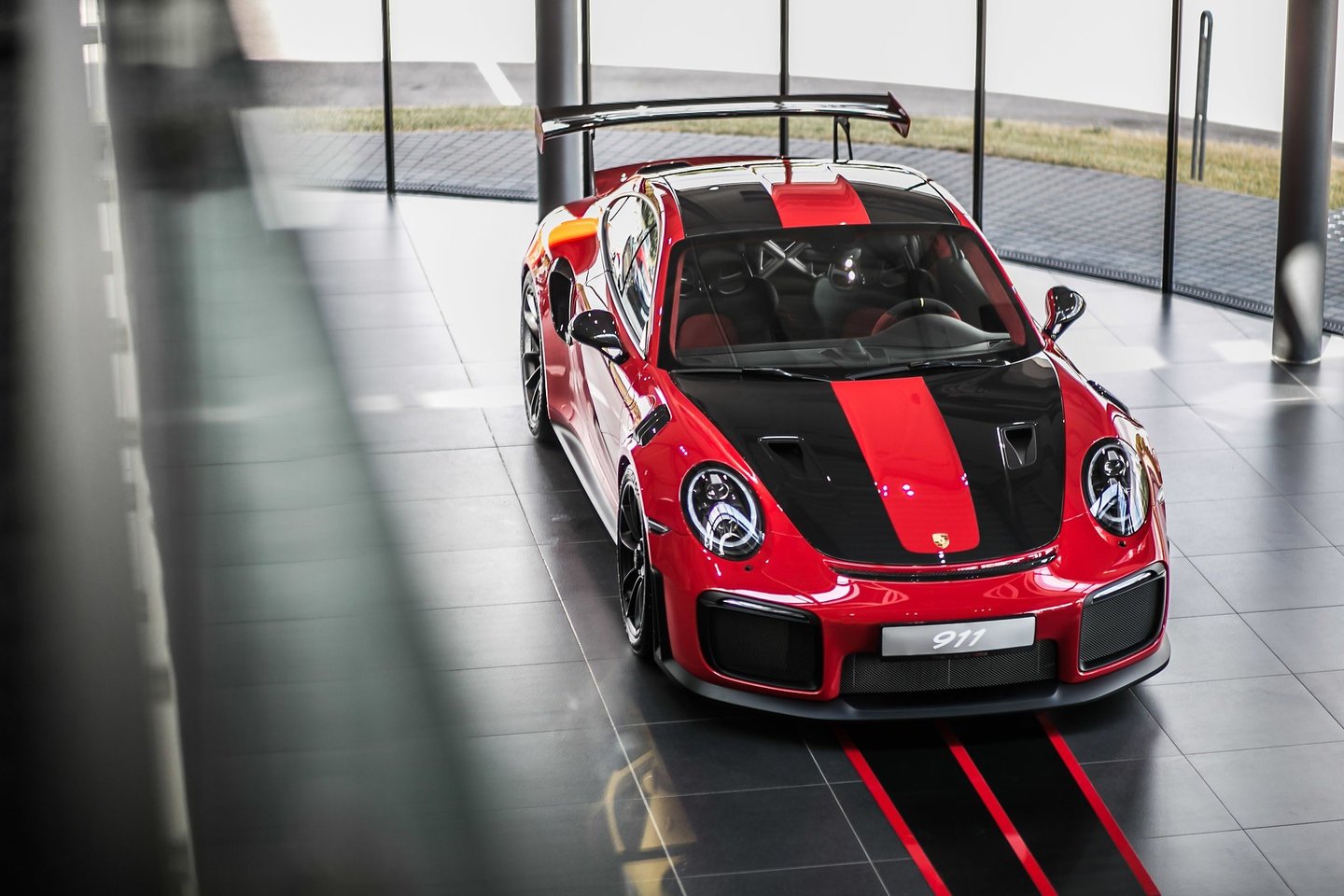  „Porsche 911 GT2 RS“ iki 100 km/val įsibėgėja vos per 2,8 sek.<br> Atstovų nuotr.