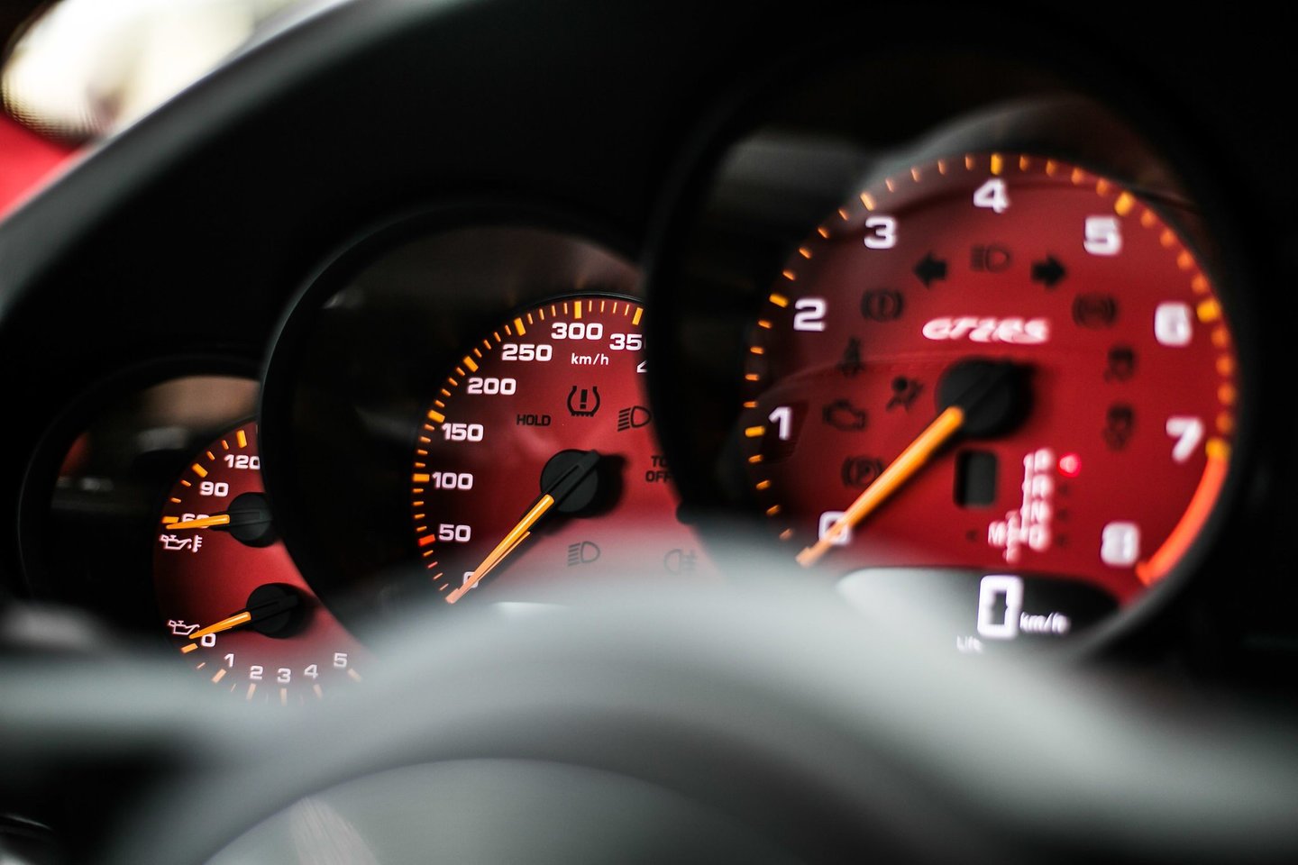  „Porsche 911 GT2 RS“ iki 100 km/val įsibėgėja vos per 2,8 sek.<br> Atstovų nuotr.
