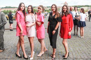 KTU absolventės šventėje demonstravo spalvingas sukneles ir nuogas kojas